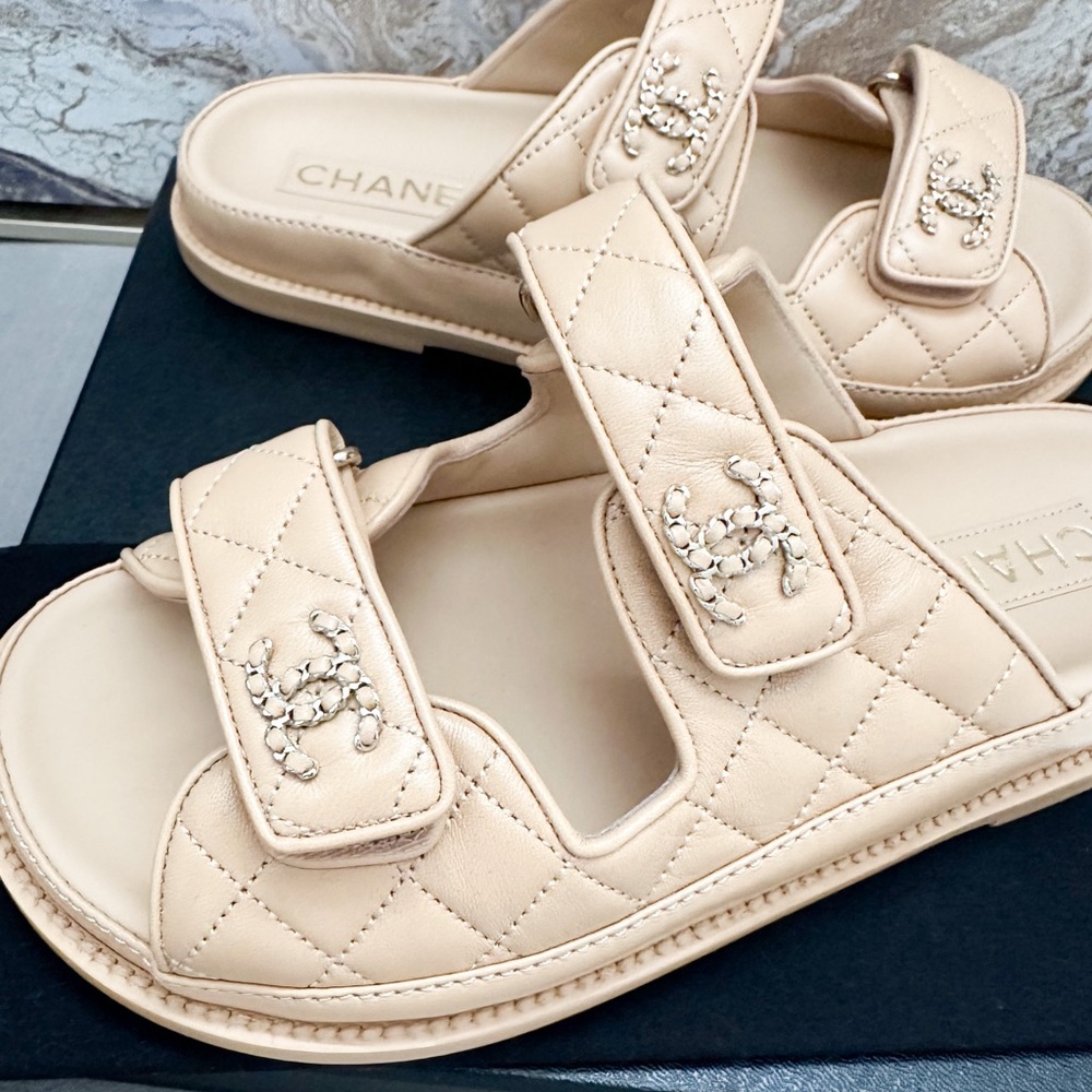 New! Lambskin Quilted Velcro Dad Chain CC Slide Sandals - Picture 9 of 12